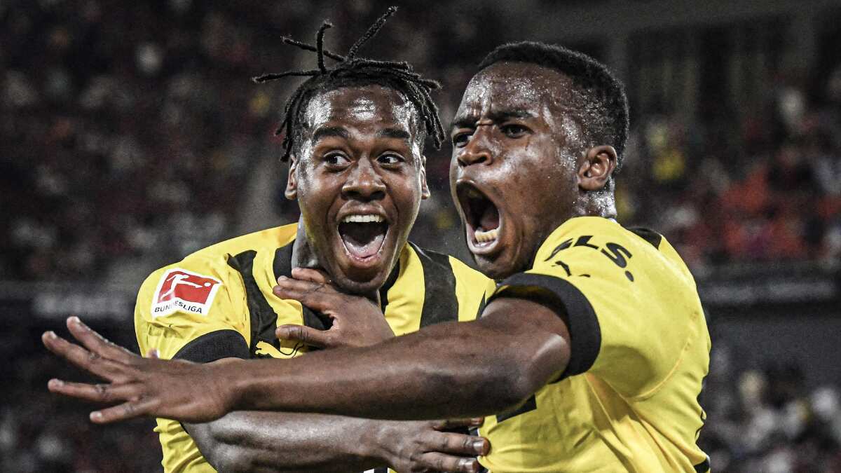 Borussia Dortmund mount late comeback against SC Freiburg as they record a 3-1 win Borussia Dortmund mount late comeback against SC Freiburg as they record a 3-1 win