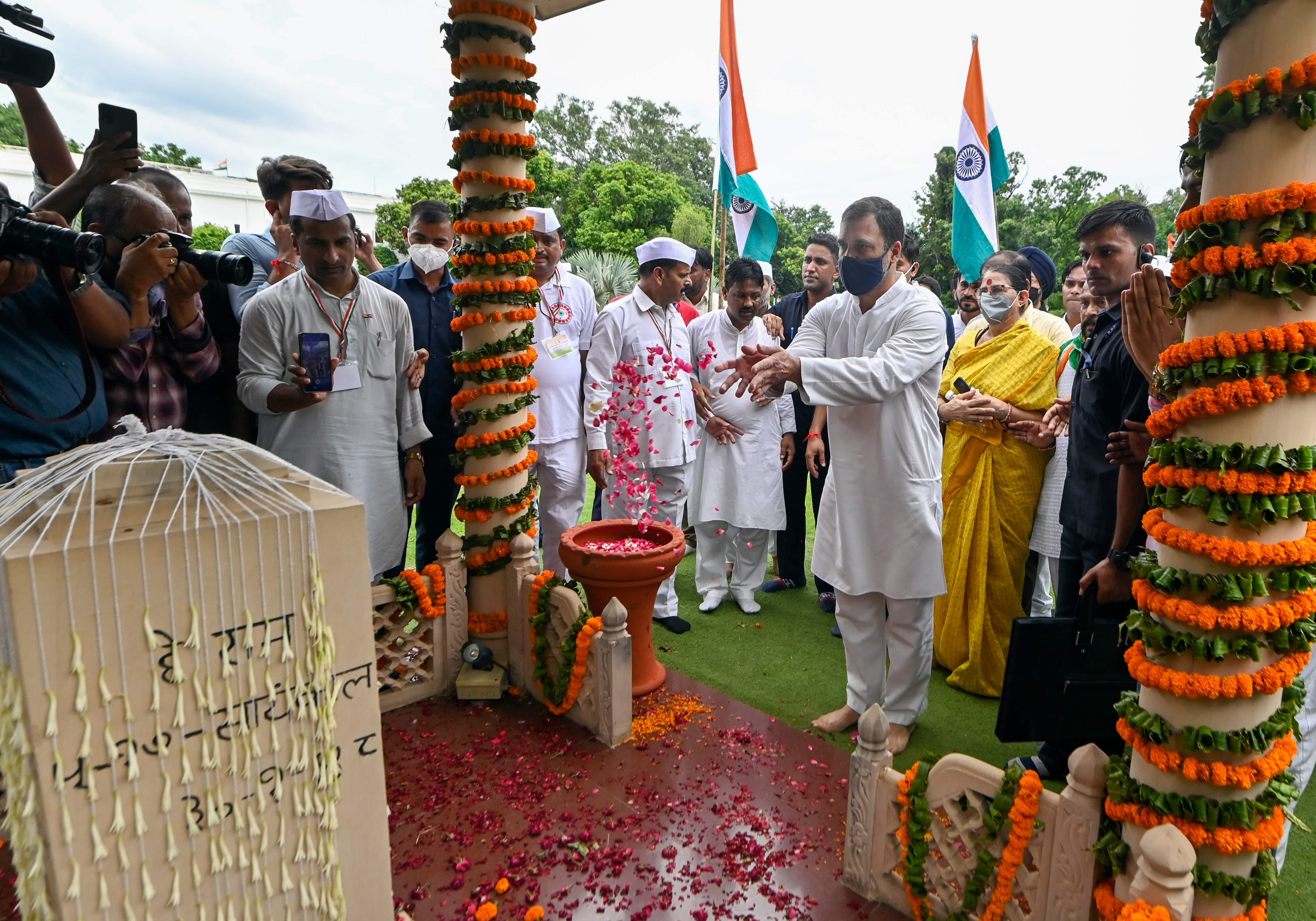 Rahul Gandhi pays tributes at the Gandhi Smriti