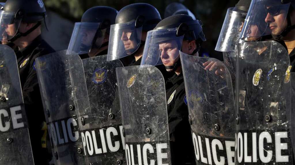 Parents who tried to enter locked-down school tasered by Arizona police