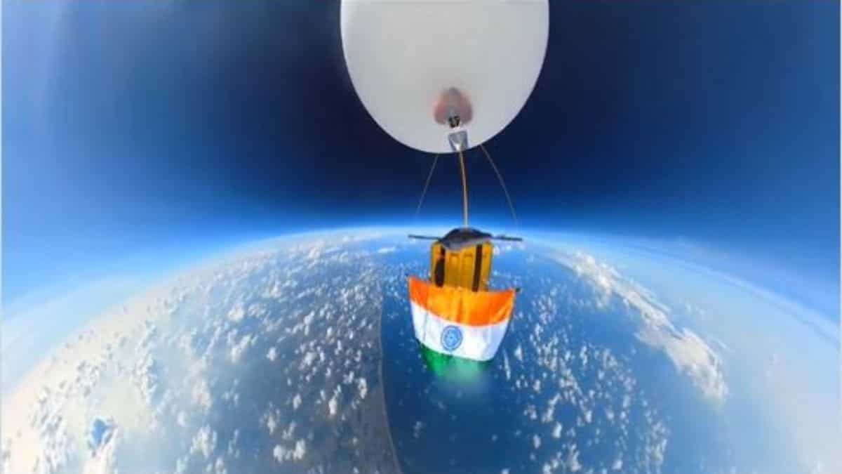 Watch: Indian national flag unfurled 30 kilometres above the planet Watch: Indian national flag unfurled 30 kilometres above the planet