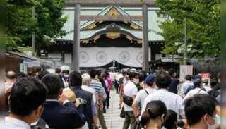 Japanese residents & ministers visit controversial WWII Shrine