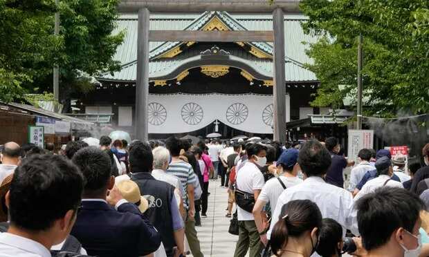 Japanese residents & ministers visit controversial WWII Shrine