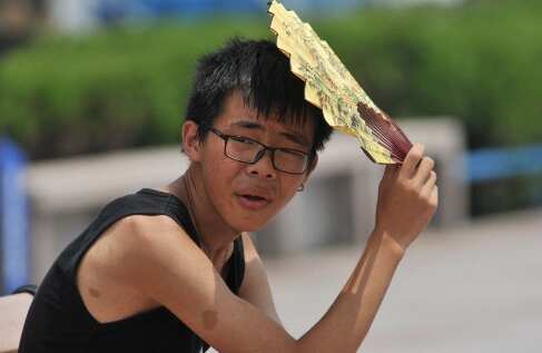 Amid record heatwave, Chinese planes shoot rods into the sky to induce rain