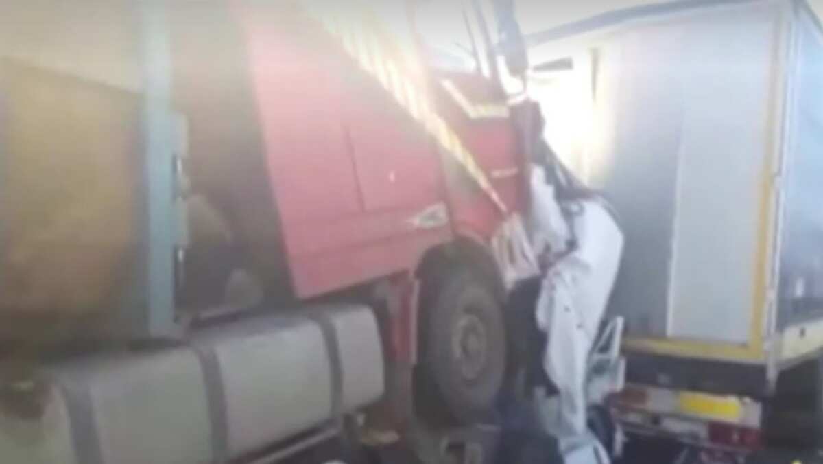 Russia: Minibus sandwiched between trucks in accident, killing 16 Russia: Minibus sandwiched between trucks in accident, killing 16