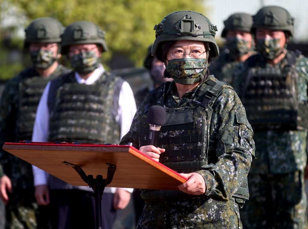 Taiwan: Concerns over Chinese aggression, people que up for first aid & military training