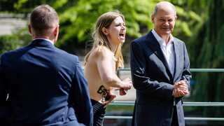 Germany: Topless protestors surround Olaf Scholz at a public event; demand ban on Russian gas imports