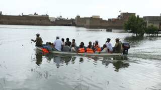 Flood toll tops 800 in Pakistan's 'catastrophe of epic scale'
