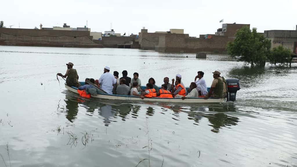 Flood toll tops 800 in Pakistan's 'catastrophe of epic scale'