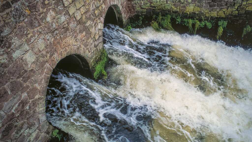 UK dumps sewage into sea after heavy rains, France hauls up UK in European parliament