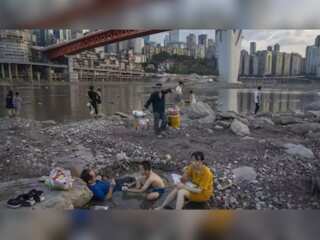 Drought in China causes Yangtze river to dry up; lakes & ponds reduced to rocks & pebbles