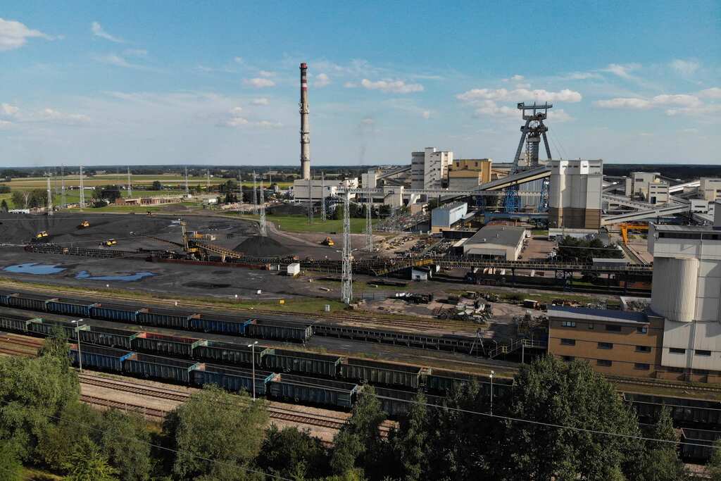Poland: People line up at coal mine, fearful of winter shortages