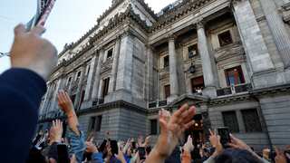 Thousands of Argentineans gather in front of VP Cristina Kirchner’s residence to show support