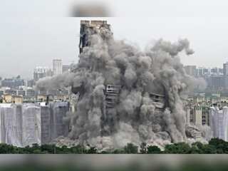 India's twin towers demolition: Plumes of dust envelop demolition site