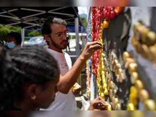 Venezuelan mural artist uses recycled plastic creatively