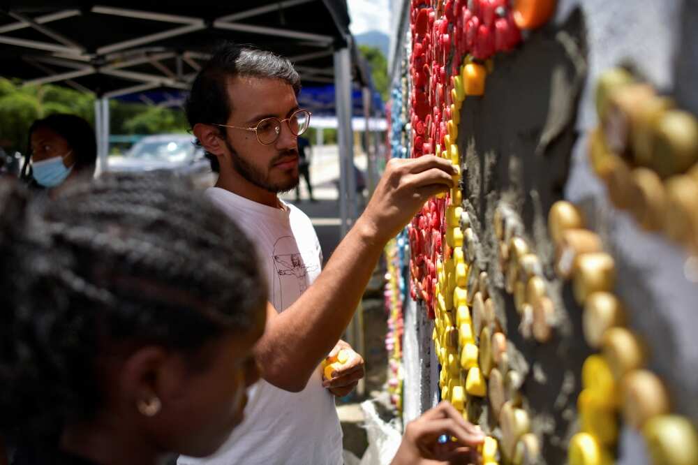 Venezuelan mural artist uses recycled plastic creatively