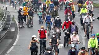 Thousands of cyclists take over German motorway in protest against poor public transport