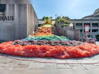 German artist Stephanie Lüning showcases interactive art, rainbow colour foam envelops London