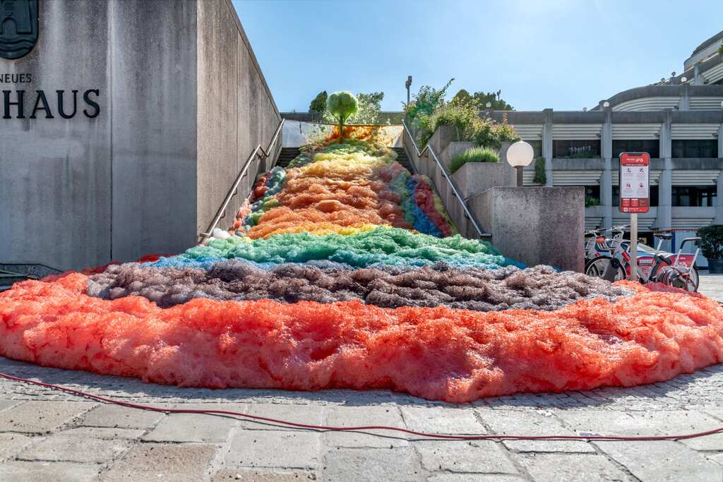 German artist Stephanie Lüning showcases interactive art, rainbow colour foam envelops London