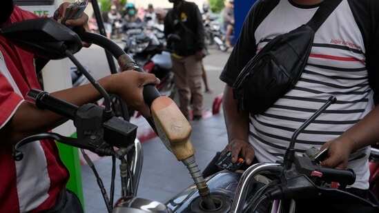 Indonesia: University students burn tyres to protest the increase in fuel prices Indonesia: University students burn tyres to protest the increase in fuel prices