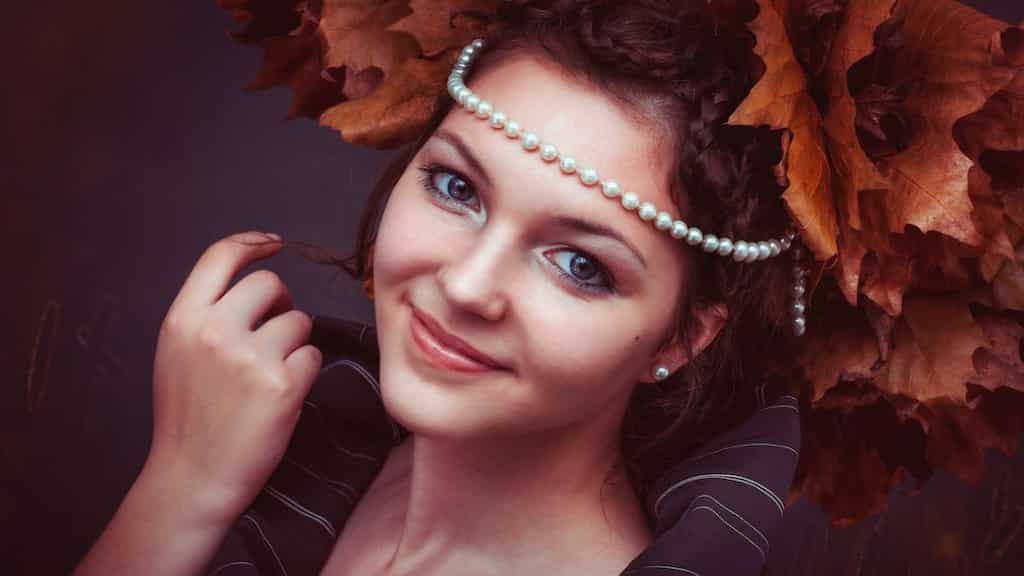 Copper eyeshadow, glazed skin and more: Best fall makeup trends of 2022