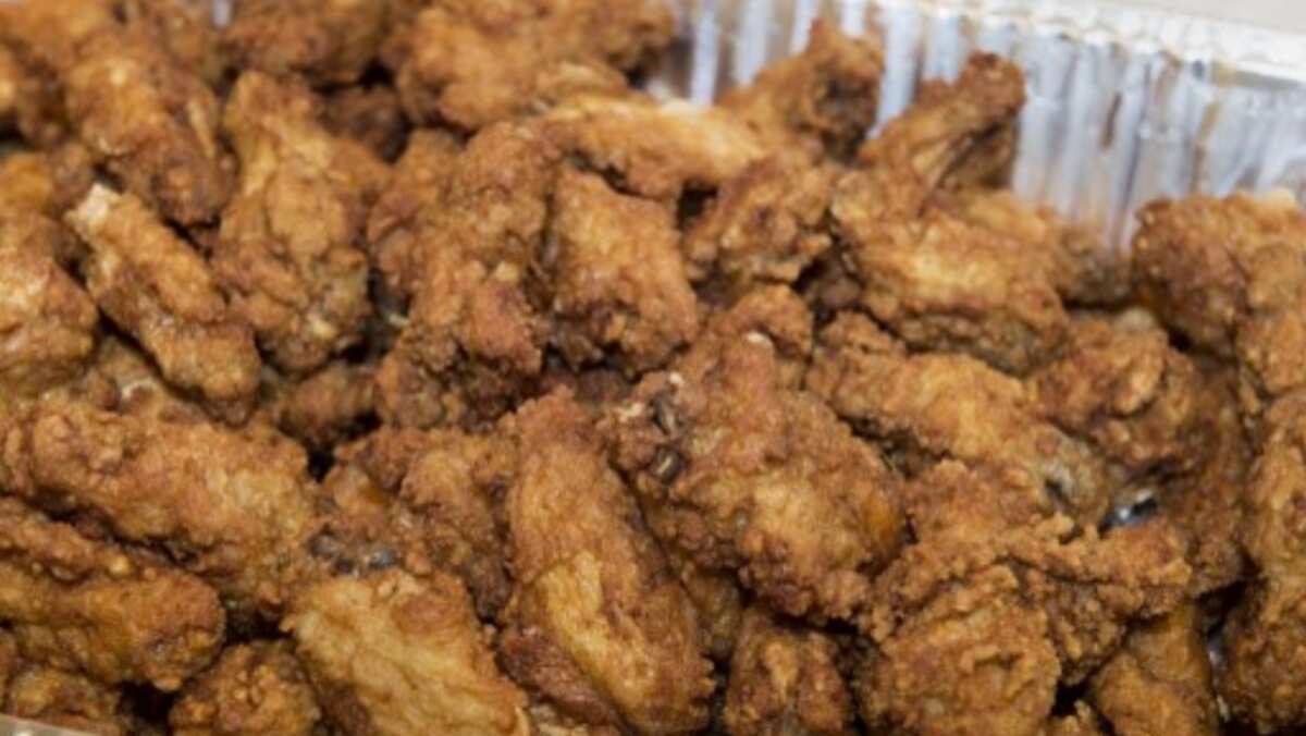 Watch: Guy orders chicken wings, gets bones and a note