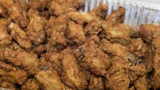 Watch: Guy orders chicken wings, gets bones and a note