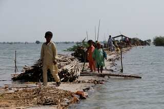 Twelve more dead in Pakistan as people build barriers against floodwaters