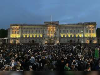 Crowds gather outside Buckingham Palace to pay their respects to Queen Elizabeth