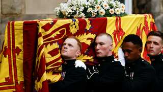 Queen Elizabeth's coffin reaches Edinburgh