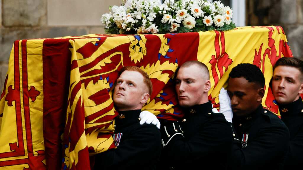 UK government issues rules for those wanting to pay their respects to the Queen