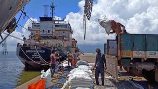 One million tonnes of rice stuck at Indian ports after rice export ban & duty imposition
