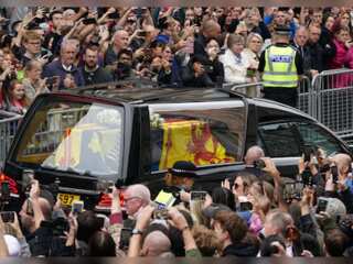 Queen Elizabeth's cortege met by huge crowds in Edinburgh