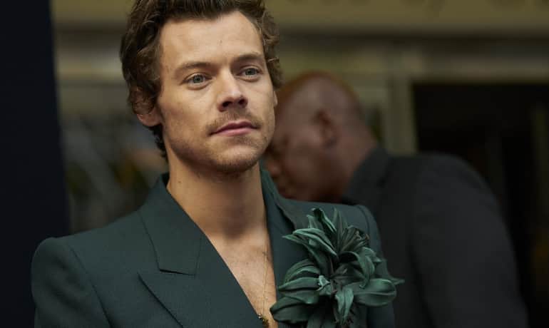 Harry Styles accepts his first acting award of Oscar season Harry Styles accepts his first acting award of Oscar season