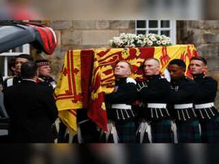 Queen Elizabeth Demise: Londoners queue up before Buckingham palace to pay respect