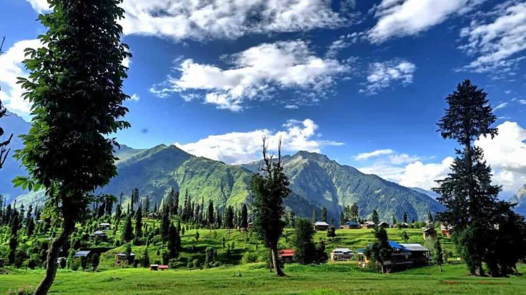 India: Bollywood filmmakers return to picturesque valley of Jammu and Kashmir