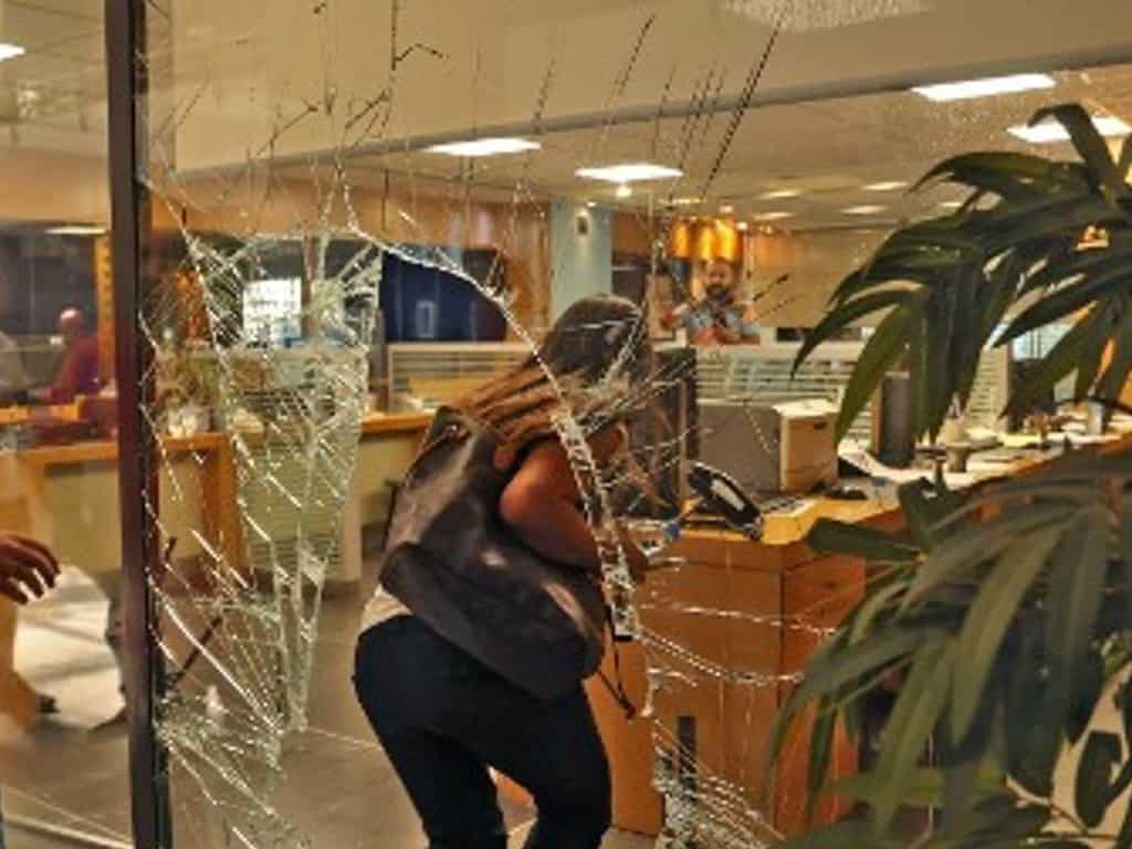 Lebanon: 'Robbery' in broad daylight, people inside the bank break into panic