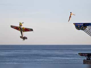 Synchronised flight and dive show takes place in Polignano A Mare