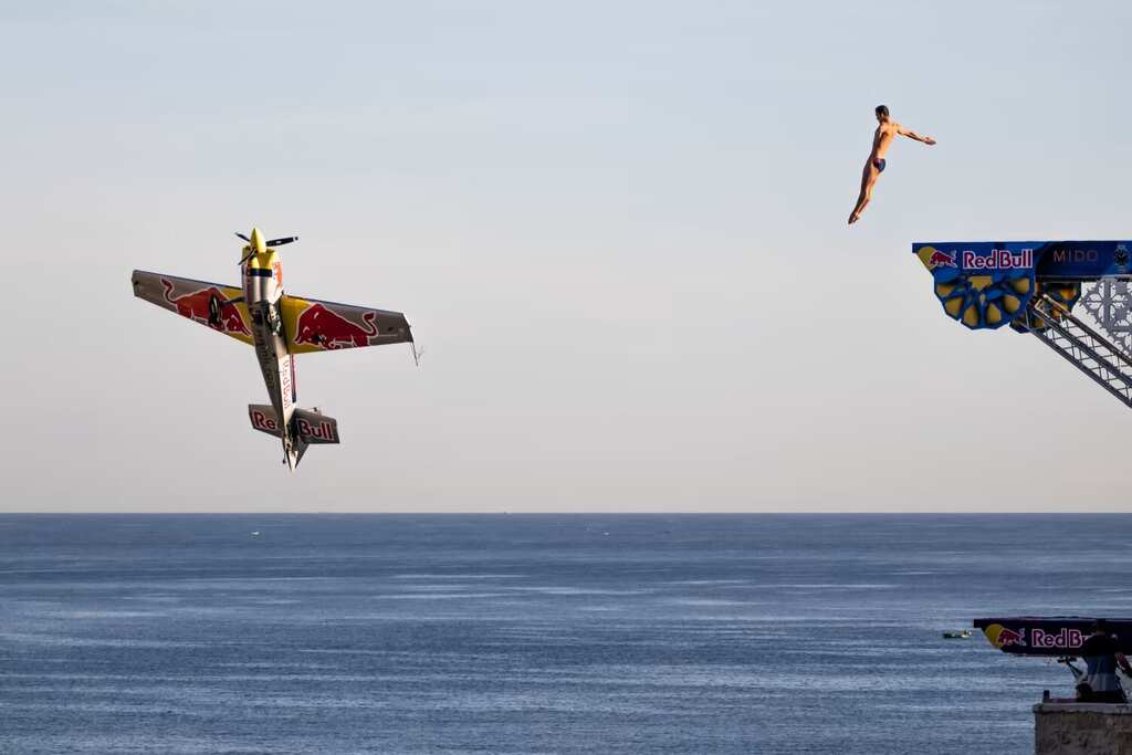 Synchronised flight and dive show takes place in Polignano A Mare