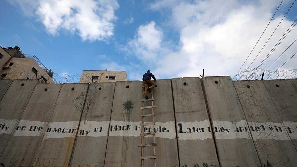 West Bank: Palestinians and Israelis fight over disputed land