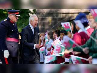 UK: Stream of mourners pass by Queen's coffin