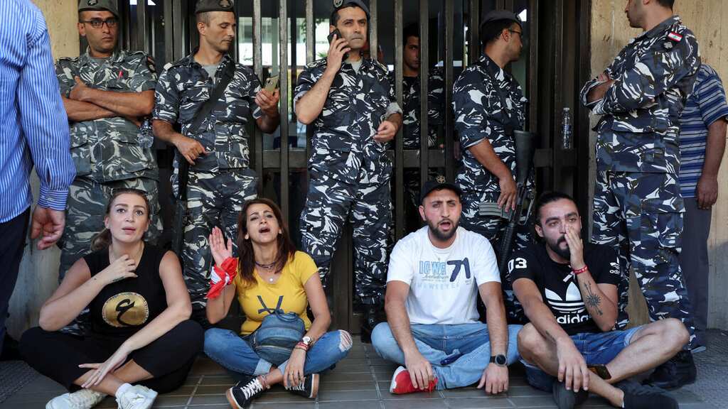 Lebanese banks to close next week; violent raids by depositors surge in Lebanon