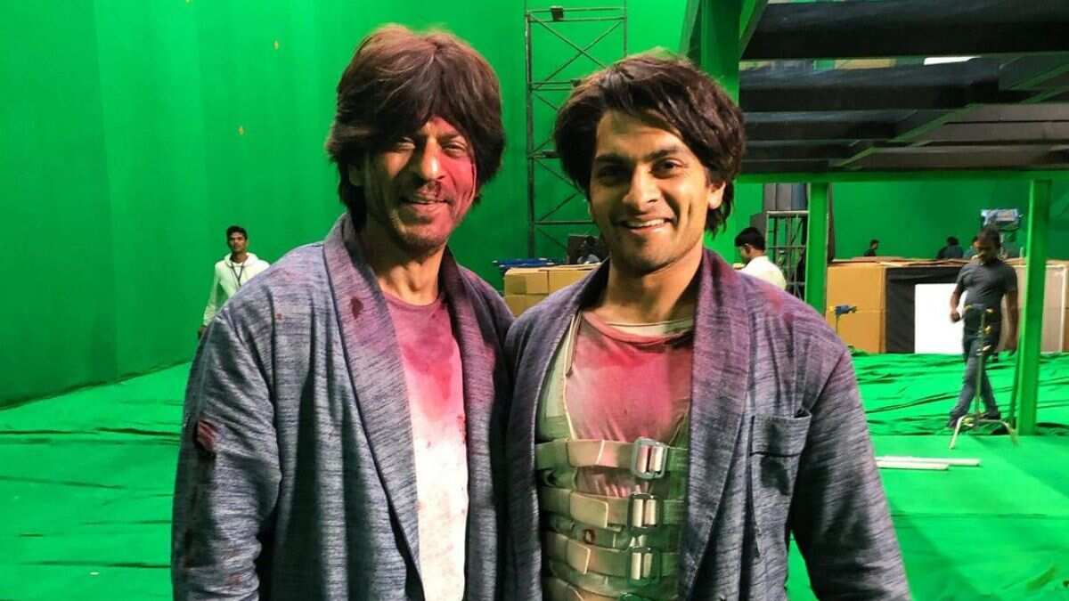 Shah Rukh Khan's unseen picture from 'Brahmastra' sets with his stunt double goes viral Shah Rukh Khan's unseen picture from 'Brahmastra' sets with his stunt double goes viral