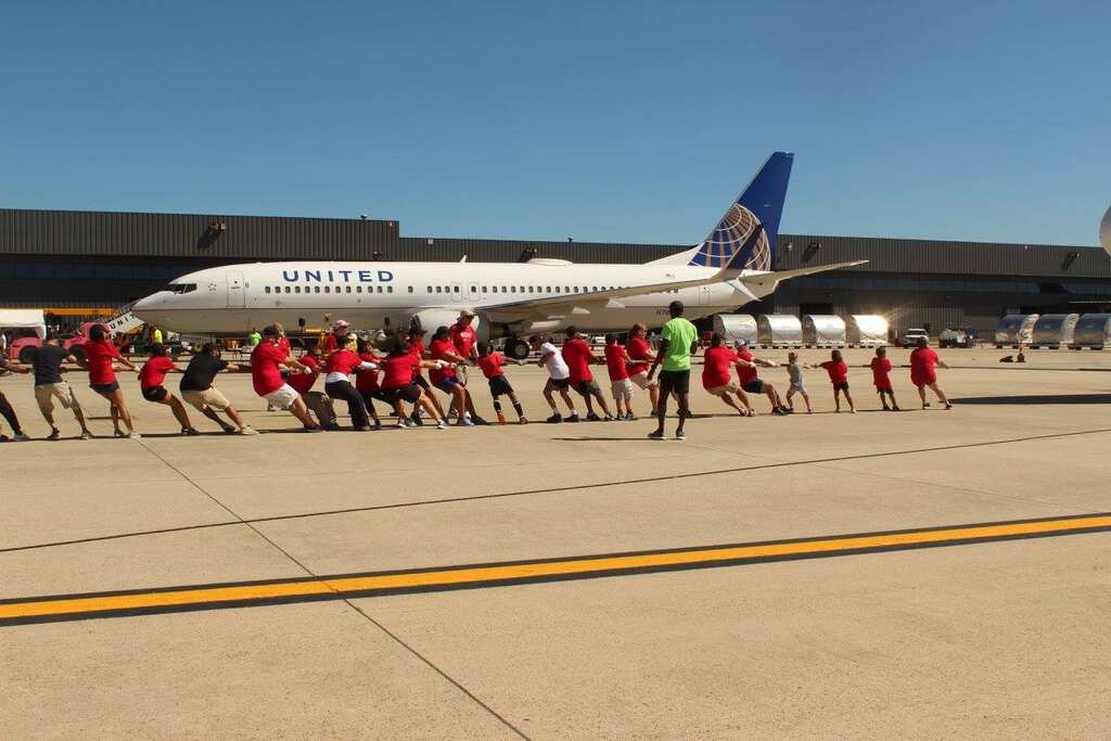 Hundreds take part in plane pulling competition in Virginia