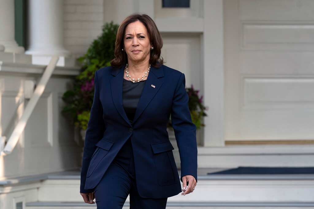 Texas sends another busload of migrants to Kamala Harris's home