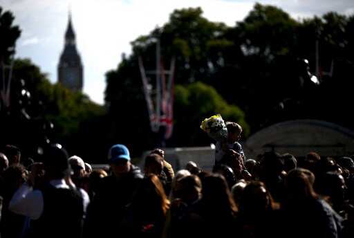 Queen's mourning draws heavy foreign visitors, boosts UK tourism Queen's mourning draws heavy foreign visitors, boosts UK tourism