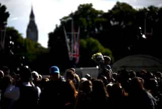 Queen's mourning draws heavy foreign visitors, boosts UK tourism