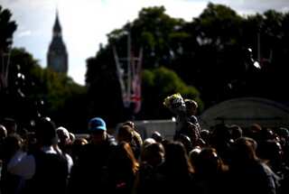 Queen's mourning draws heavy foreign visitors, boosts UK tourism