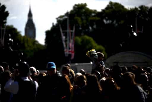 Queen's mourning draws heavy foreign visitors, boosts UK tourism