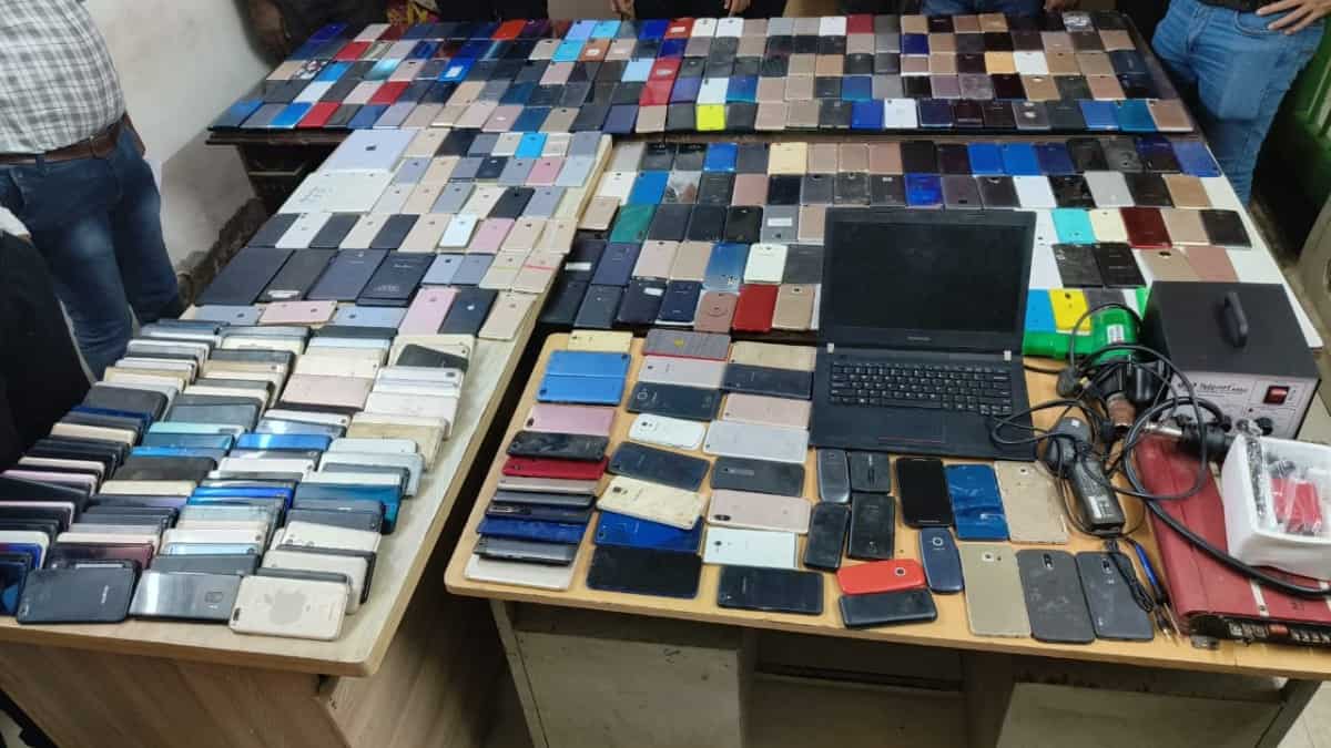 Cell phones stolen from Mumbai sold in Bangladesh, Nepal Cell phones stolen from Mumbai sold in Bangladesh, Nepal