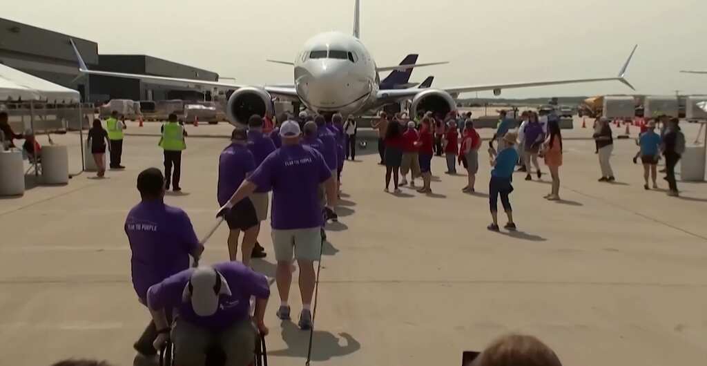 Hundreds take part in plane-pulling competition in Virginia